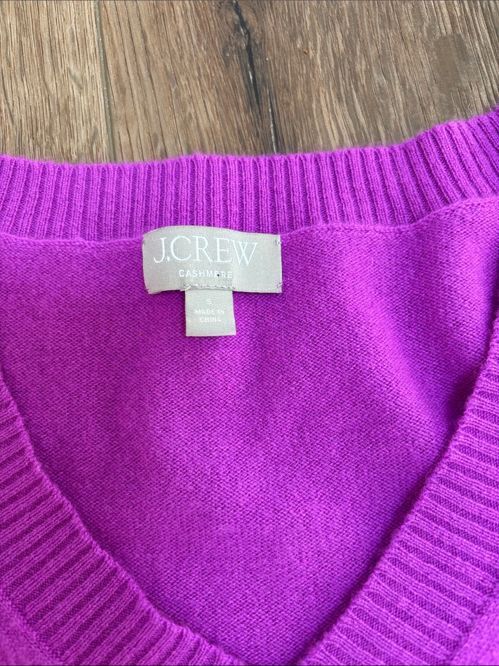 J. Crew V-Neck 100% Cashmere Sweater in Bright Purple Pink Luxury Cropped - Picture 2 of 5